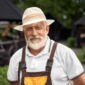 Middle-aged man wearing a straw hat